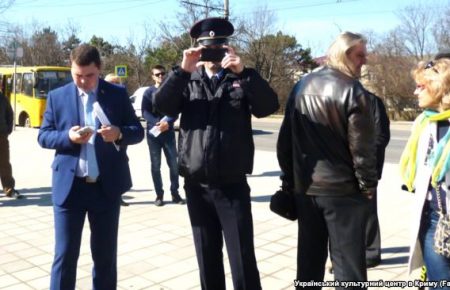 Поліція в Криму зняла на відео всіх, хто прийшов до пам'ятника Шевченку