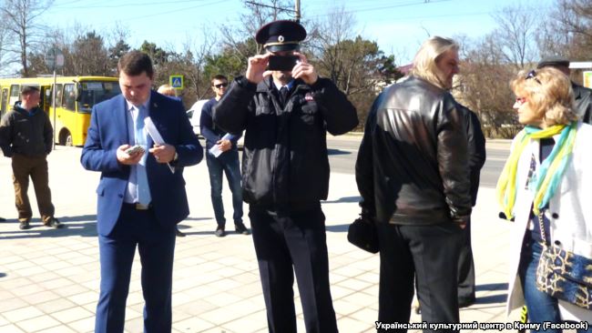 Поліція в Криму зняла на відео всіх, хто прийшов до пам'ятника Шевченку