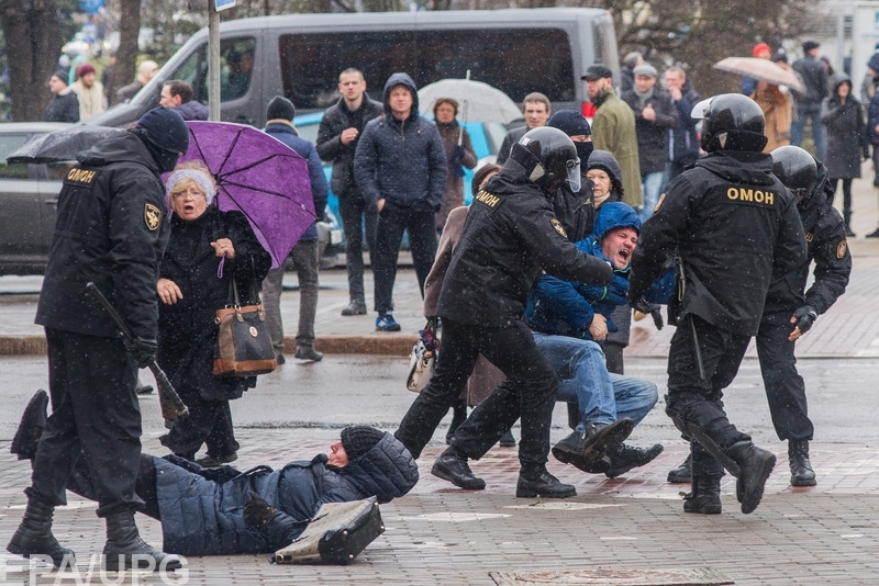 У Мінську під час протестів затримали не двох, а трьох громадян України