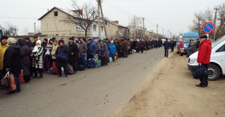 Станичани пропонують людям з черги на КПВВ ліжко-місця за 50-70 гривень Станичани пропонують людям з черги на КПВВ ліжко-місця за 50-70 гривень