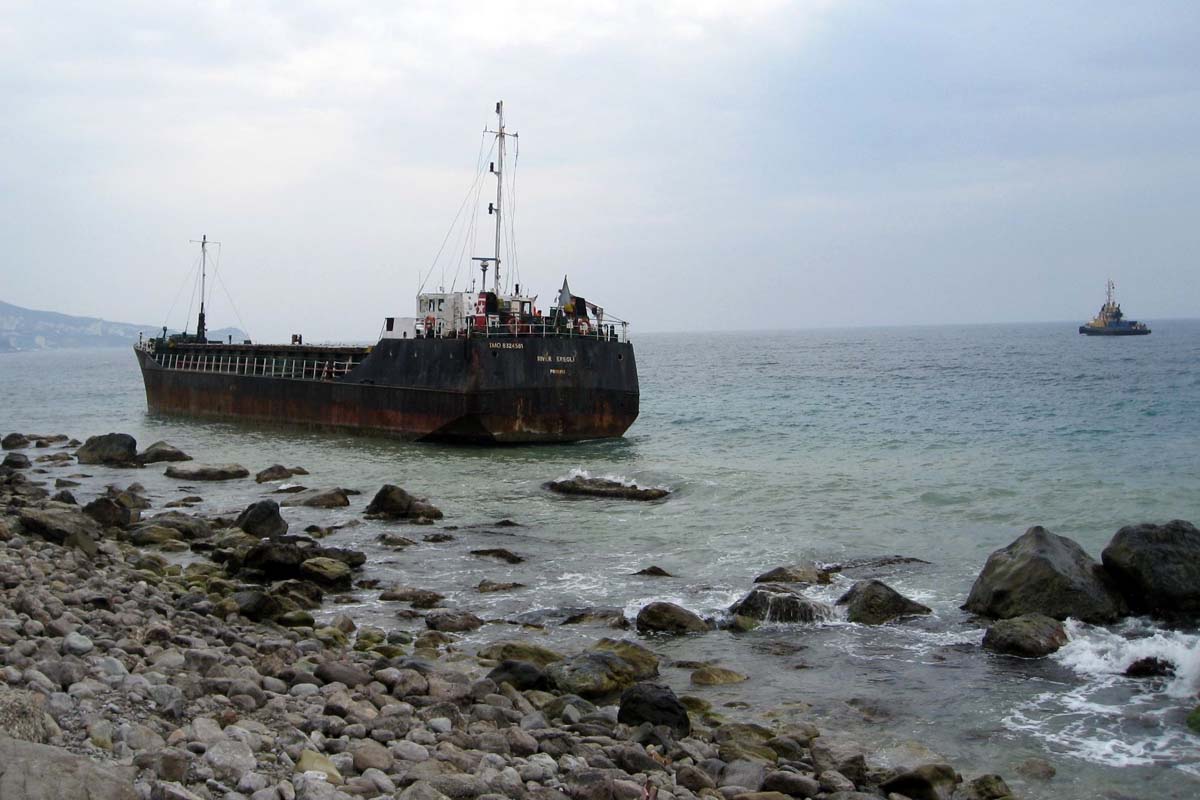 Судно крым. Судно село на мель на берег Крыма. Сухогруз на мели в Крыму. Сухогруз в Крыму севший на мель. Севшие суда на мель в Крыму.