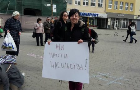 В Ужгороді під час акції за права жінок виникла сутичка (ВІДЕО)