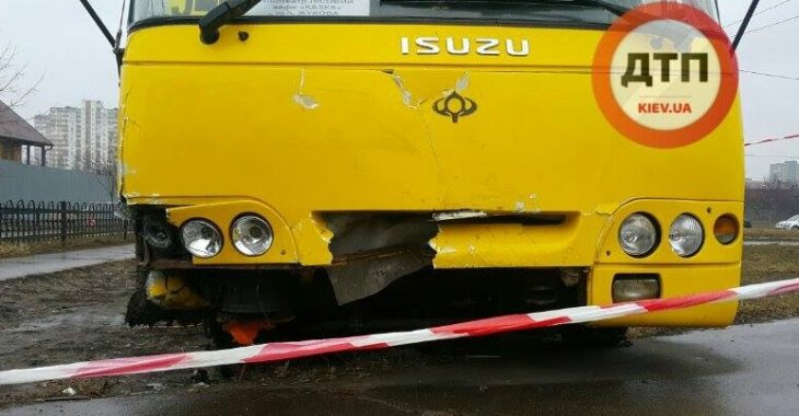 У Києві чоловік викрав маршрутку, погрожуючи пістолетом У Києві чоловік викрав маршрутку, погрожуючи пістолетом