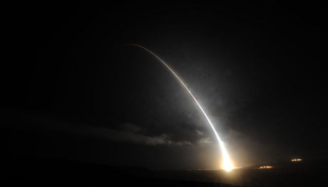 США провели випробування балістичної ракети MINUTEMAN III (Відео) США провели випробування балістичної ракети MINUTEMAN III (Відео)