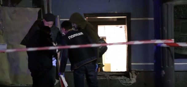 Поліція встановлює обставини вибуху, що стався опівночі на Володимирській (ФОТО)