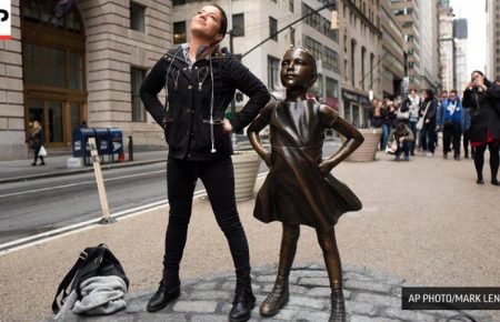У Нью-Йорку скульптор вимагає від міста прибрати «Безстрашну дівчинку» (ФОТО)