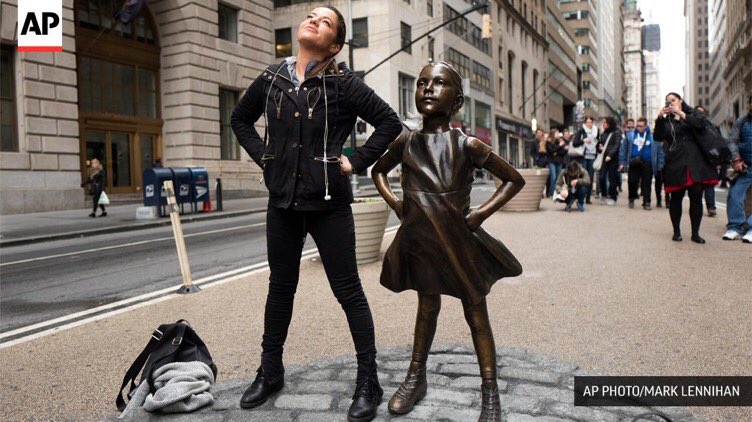 У Нью-Йорку скульптор вимагає від міста прибрати «Безстрашну дівчинку» (ФОТО)