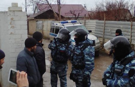 У Бахчисараї силовики проводять обшуки і затримують кримських татар (ФОТО)