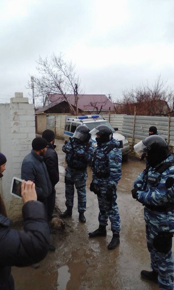 У Бахчисараї силовики проводять обшуки і затримують кримських татар (ФОТО)