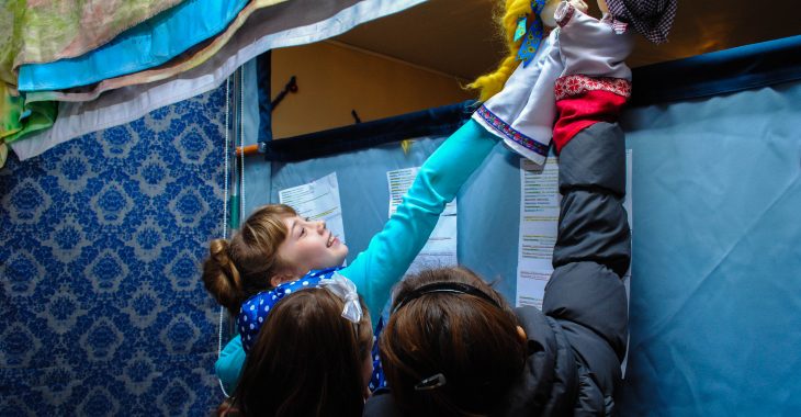 «До нас приїхав театр!» Діти-переселенці знову зустрінуть Великдень далеко від дому «До нас приїхав театр!» Діти-переселенці знову зустрінуть Великдень далеко від дому