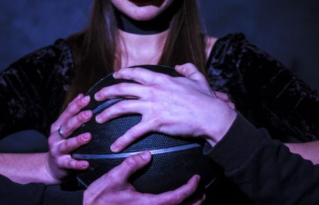 Сексуальне насильство мовою театру: говоримо про нову виставу «Сама хотіла»