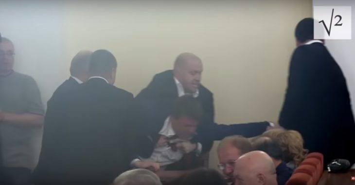 Насильство у Харківській міськраді: охорона витягла чоловіка з зали (ВІДЕО) Насильство у Харківській міськраді: охорона витягла чоловіка з зали (ВІДЕО)