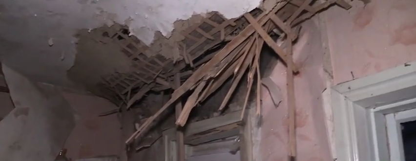 «Не знали, куди ховатись!», - жителька пошкодженого будинку в Авдіївки (ВІДЕО)