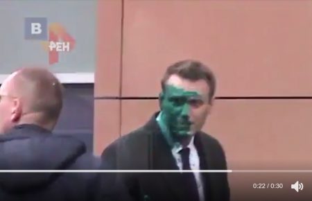 Російський телеканал опублікував відео, як Навального обливають зеленкою