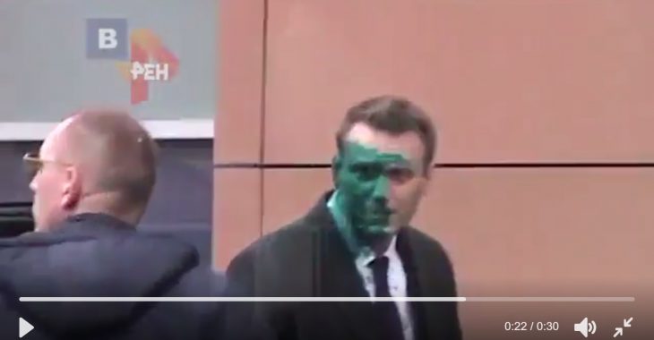 Російський телеканал опублікував відео, як Навального обливають зеленкою Російський телеканал опублікував відео, як Навального обливають зеленкою