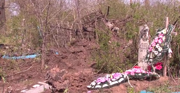 Бойовики з «Градів» обстріляли цвинтар на Луганщині (ВІДЕО) Бойовики з «Градів» обстріляли цвинтар на Луганщині (ВІДЕО)
