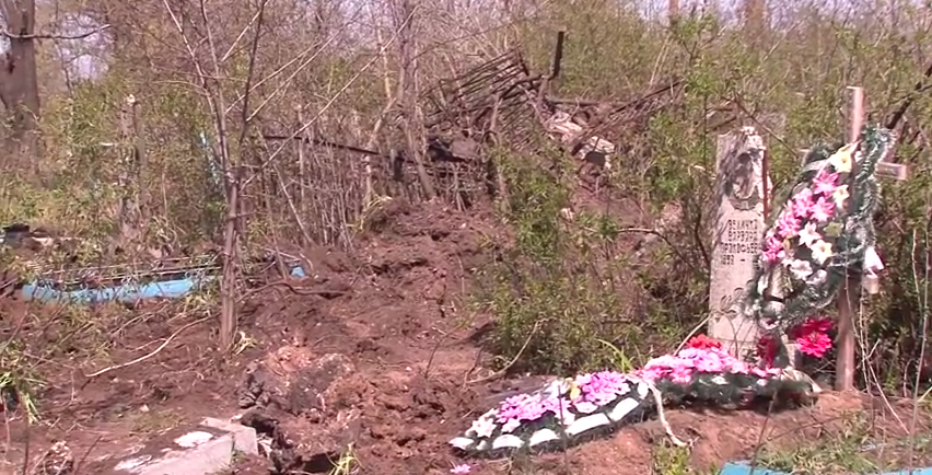 Бойовики з «Градів» обстріляли цвинтар на Луганщині (ВІДЕО)