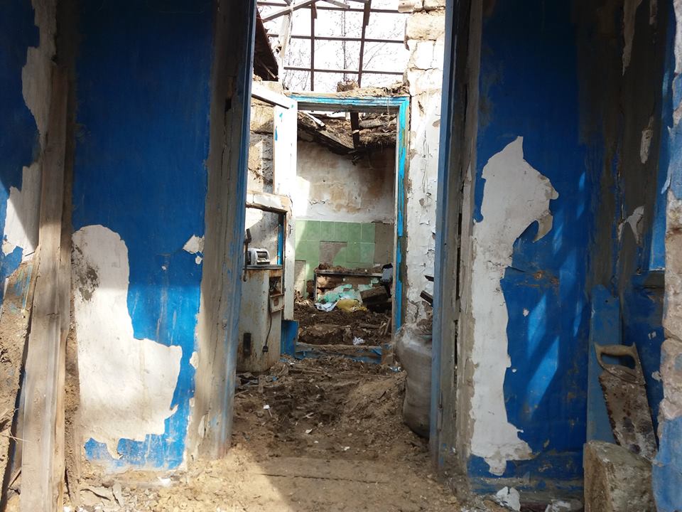 Жителі Бахмутки показали, як ховаються у підвалах від обстрілів (ВІДЕО, ФОТО)