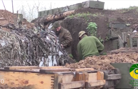 Українські бійці показали, як укріплюються поблизу ДАПу (ВІДЕО)