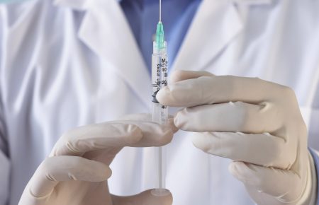 Україна все ще світовий лідер за найменшою кількістю вакцинованих