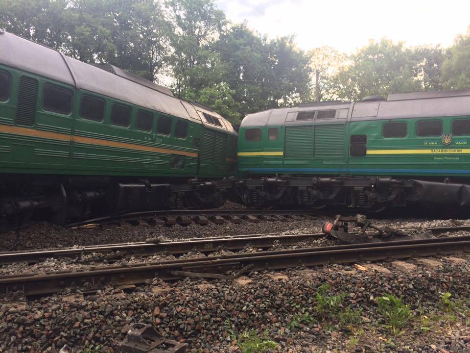 Під Нігином зіткнулися потяги: локомотив розвернуло на 180° (ФОТО, ВІДЕО)