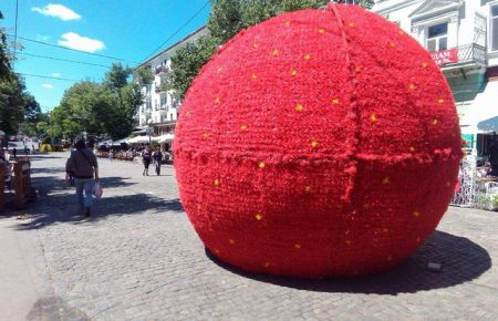 На Дерибасівській з’явилися декоративні гігантські фрукти (ФОТО)