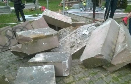 УІНП призупинив процес легалізації польських меморіальних об'єктів в Україні