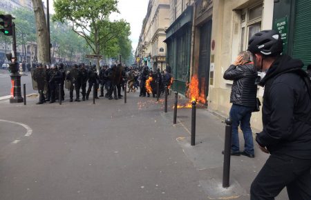 У Парижі сутички — протестувальники кидають коктейлі Молотова, чутно постріли (пряма відеотрансляція)