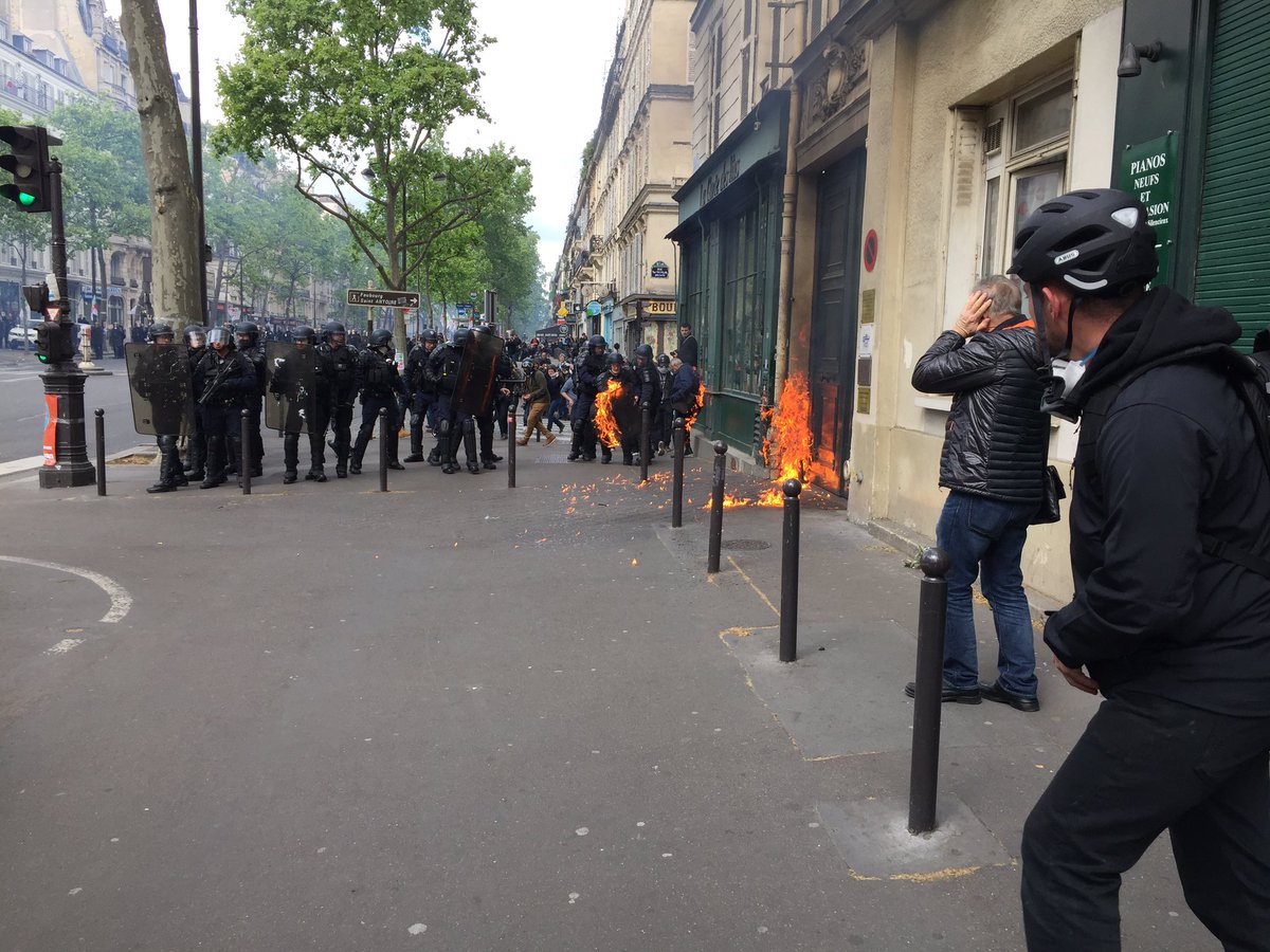 У Парижі сутички — протестувальники кидають коктейлі Молотова, чутно постріли (пряма відеотрансляція)