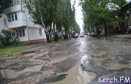 В Криму землю, якою присипали ями на дорогах, змило дощем (ФОТО)