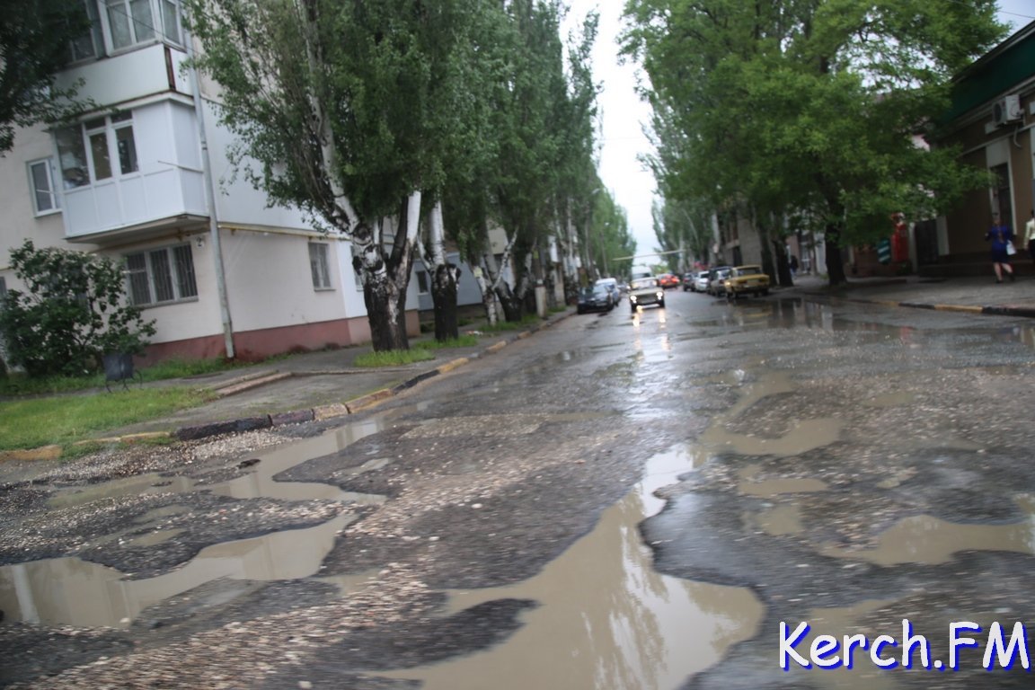 В Криму землю, якою присипали ями на дорогах, змило дощем (ФОТО)