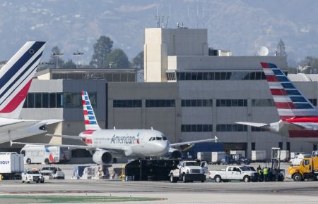 Лос-Анджелес: в аеропорту Боїнг перекинув вантажівку — є поранені