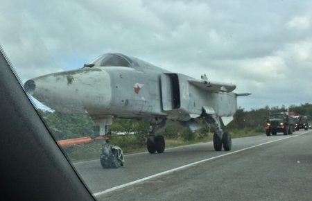 На дорогах Севастополя помітили військовий літак (ВІДЕО)
