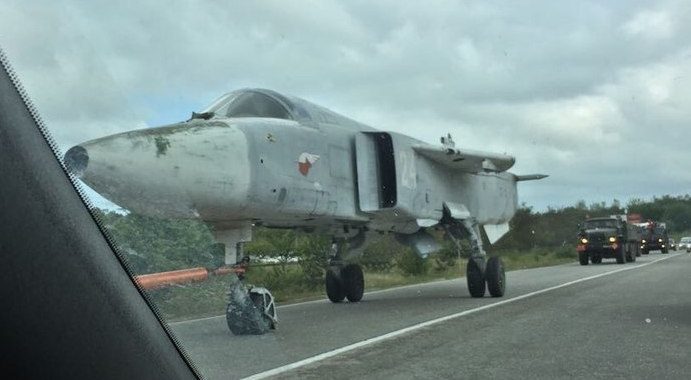 На дорогах Севастополя помітили військовий літак (ВІДЕО) На дорогах Севастополя помітили військовий літак (ВІДЕО)