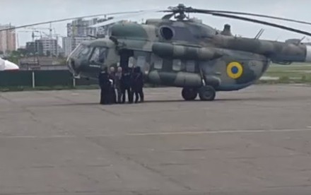 Спецопреація: вертоліт із затриманими посадовцями приземлився в Жулянах