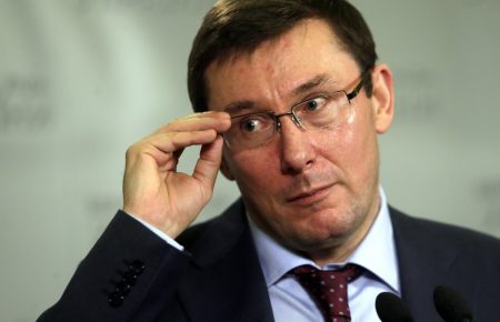 Генпрокурор Луценко зачитав екс-президенту Януковичу підозру