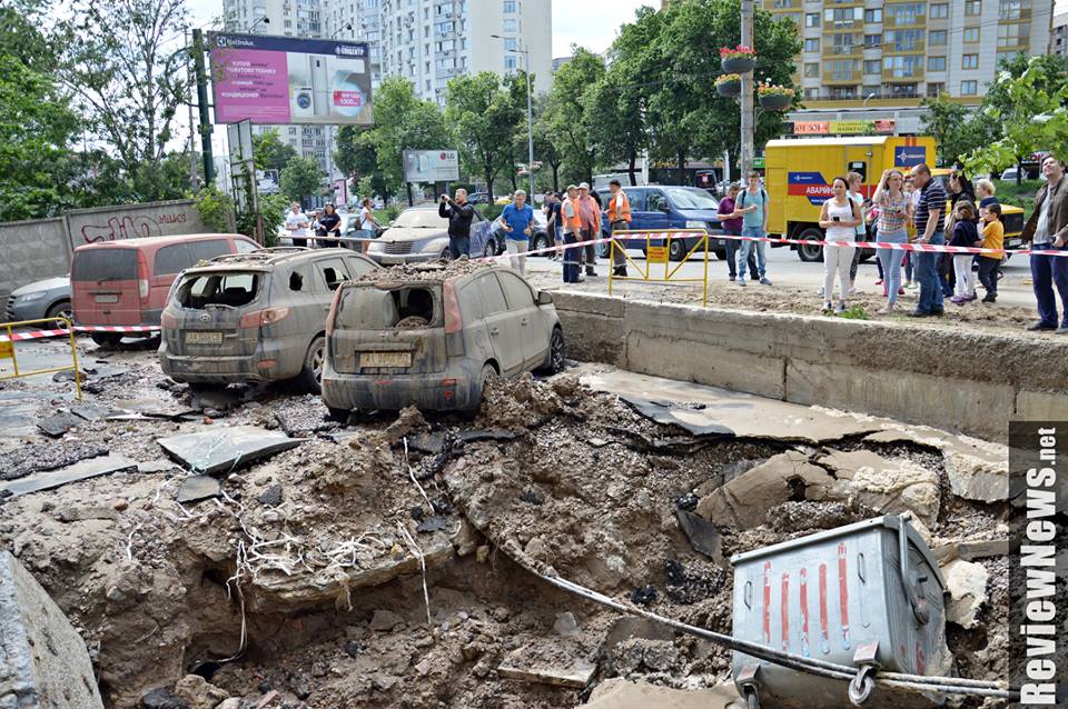 Потрощені авто, пошкоджений будинок - у Києві масштабний порив води (ВІДЕО)