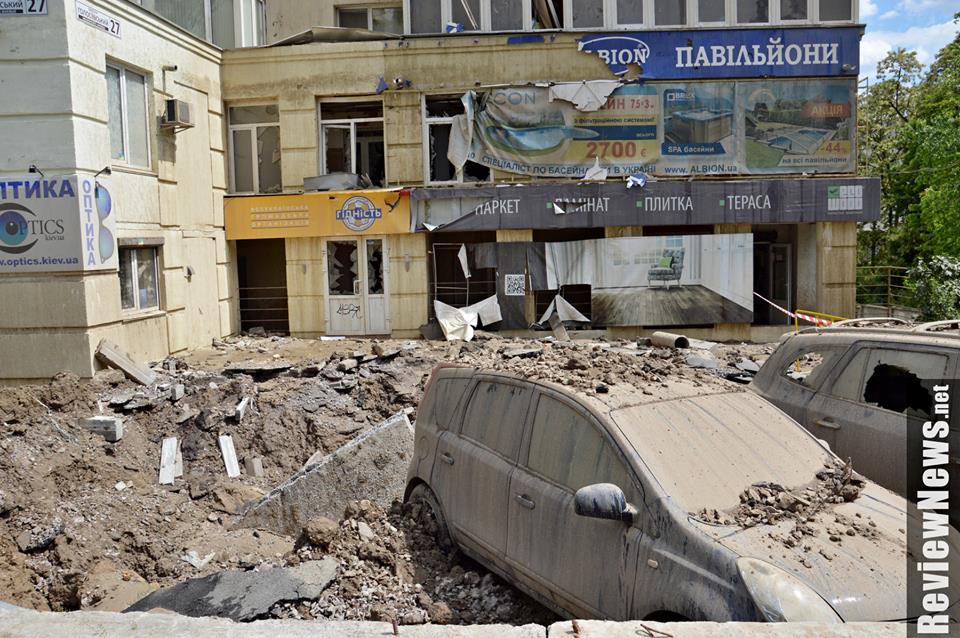 Хто відшкодовуватиме збитки, завдані масштабним поривом труби у Києві?