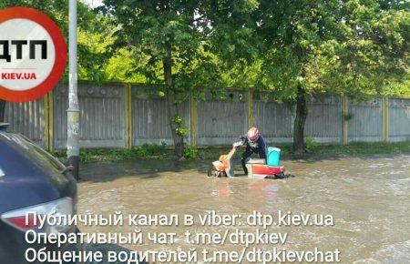 У Києві затопило вулицю, люди «пливуть» на мопедах та авто (ФОТО)