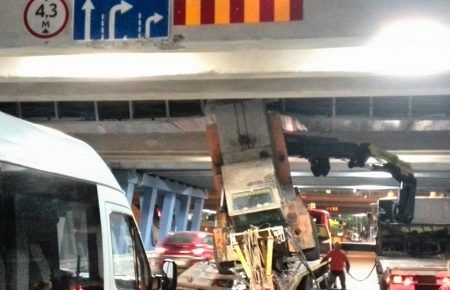 Автонавантажувач на евакуаторі таранив міст біля метро «Лівобережна» в Києві (ФОТО)