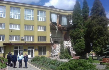 В Коломиї обвалилась стіна в будівлі коледжу, людей евакуювали (ФОТО, ВІДЕО)