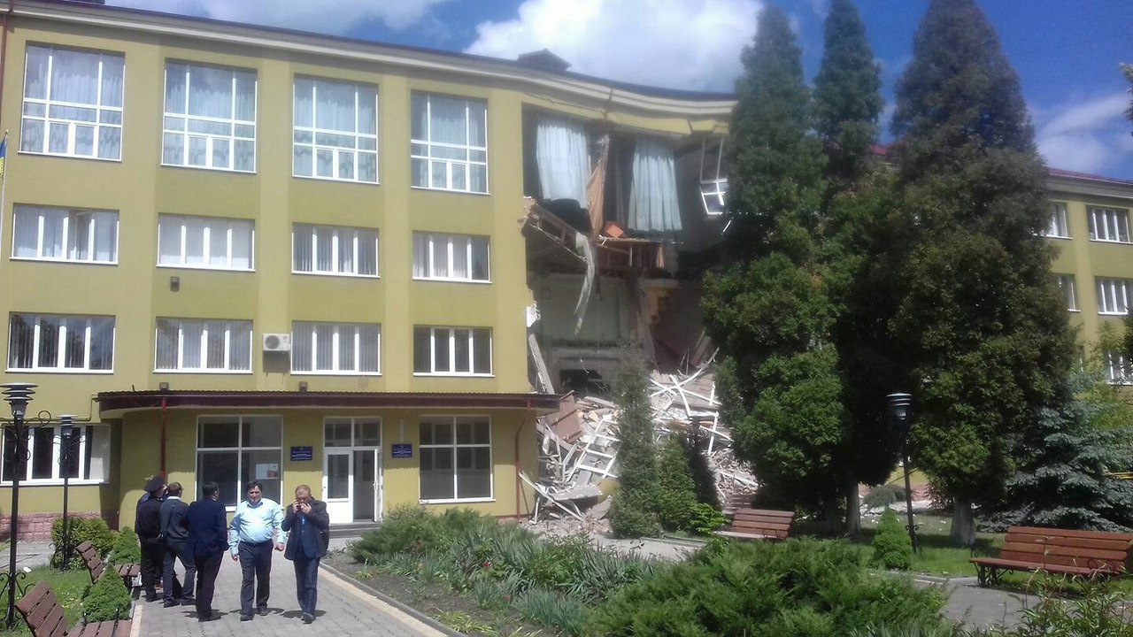В Коломиї обвалилась стіна в будівлі коледжу, людей евакуювали (ФОТО, ВІДЕО)