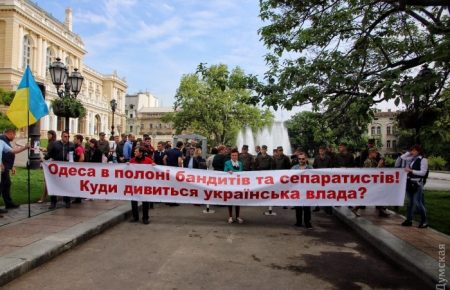 Порошенка в Одесі зустрічають з плакатом «Одеса в полоні бандитів та сепаратистів» (ФОТО)