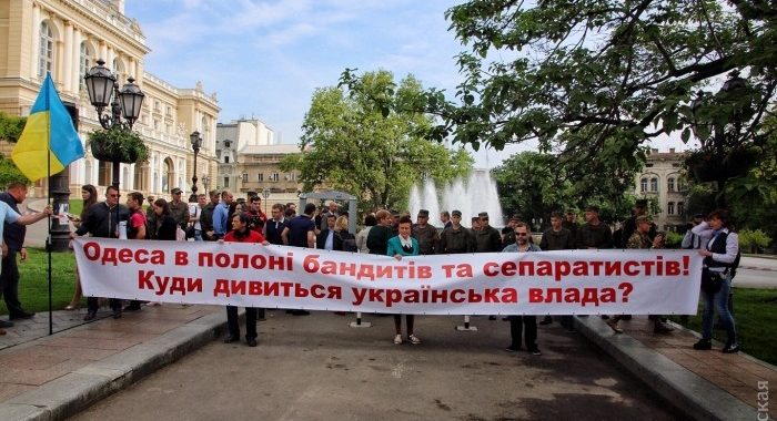 Порошенка в Одесі зустрічають з плакатом «Одеса в полоні бандитів та сепаратистів» (ФОТО) Порошенка в Одесі зустрічають з плакатом «Одеса в полоні бандитів та сепаратистів» (ФОТО)