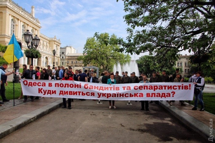 Порошенка в Одесі зустрічають з плакатом «Одеса в полоні бандитів та сепаратистів» (ФОТО)