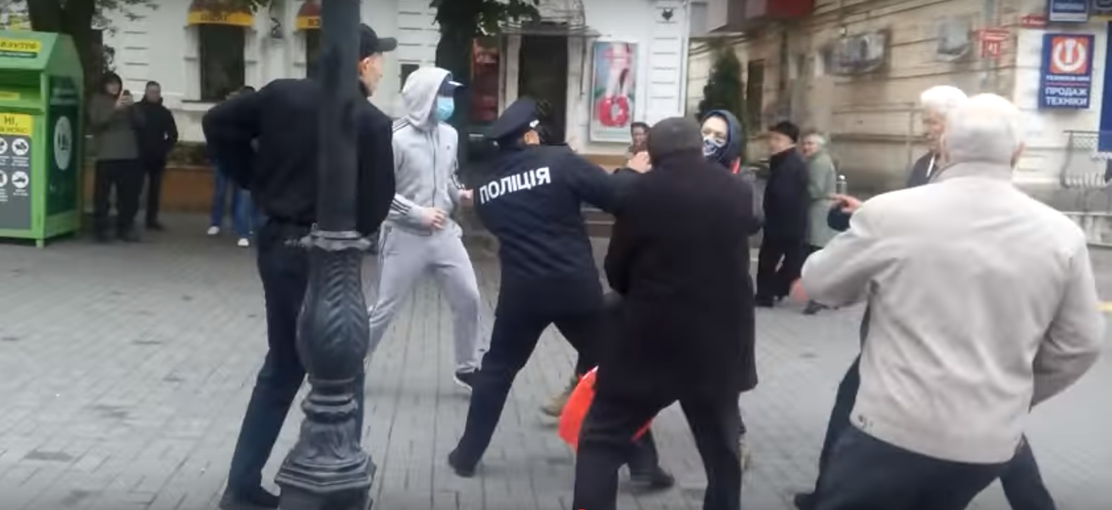 Молодики в масках напали на першотравневу демонстрацію у Вінниці (ВІДЕО)