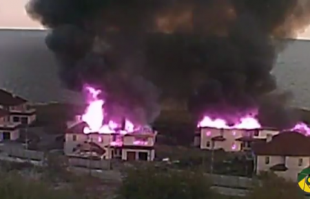 В мережі з'явилось відео палаючих будинків в Бердянському