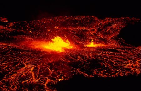 Сталося виверження одного з найвідоміших вулканів світу (ВІДЕО)