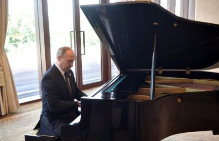 Путін пояснив свою недосконалу імпровізацію у Пекіні розстроєним піаніно
