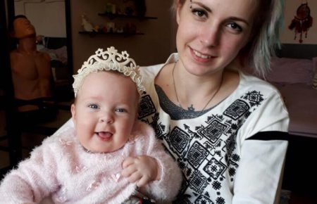 Волонтерка Яна Зінкевич опублікувала фото піврічної доньки і радить усім не здаватися